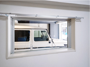 ガレージ横のリビングには窓を設置 愛車を眺めながら生活できます