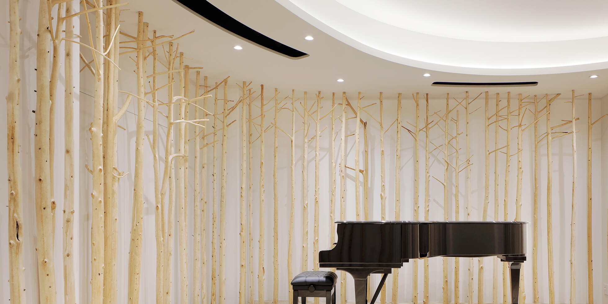 木々の中で常時設置されるピアノ